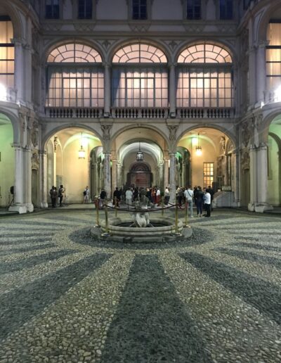 Scorcio del cortile di Palazzo Lascaris a Torino con gruppo di persone in attesa